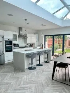 3 bedroom house, 5 mins to the station, Super-wifi , Longer stays available - Swanscombe