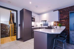 4-Storey Townhouse in Central Manchester by Hilltop Serviced Apartments
