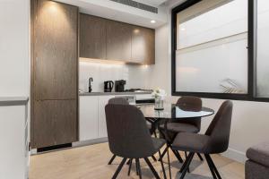 Chic 2-Bed Apartment with Balcony Near Coogee Beach