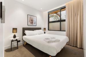 Chic 2-Bed Apartment with Balcony Near Coogee Beach