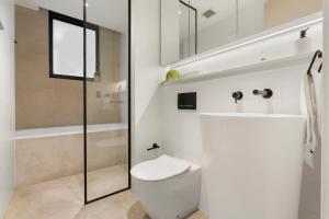 Chic 2-Bed Apartment with Balcony Near Coogee Beach