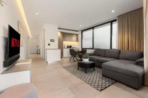 Chic 2-Bed Apartment with Balcony Near Coogee Beach - Coogee