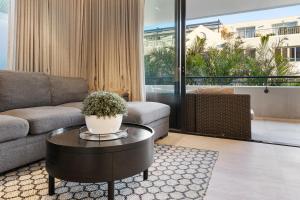 Chic 2-Bed Apartment with Balcony Near Coogee Beach