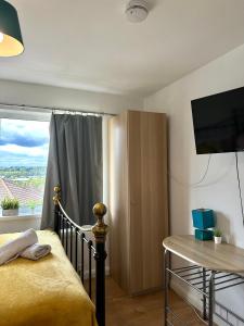 Langdale House - Group Stays Contractors & Families Long or Short Stay - 5 Rooms 7 Beds 3 bathrooms Kitchen, FREE Wi-Fi & Parking