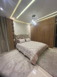 fibre optique, propre, calme, équipé, caméras de surveillance, climatisations réversibles pour chauffer, télévisions, parking, parc, agadir, 7 personnes, accès à pieds aux magasins, cafés et restaurants