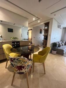 fibre optique, propre, calme, équipé, caméras de surveillance, climatisations réversibles pour chauffer, télévisions, parking, parc, agadir, 7 personnes, accès à pieds aux magasins, cafés et restaurants