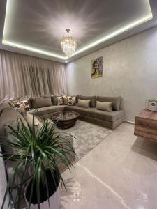 fibre optique, propre, calme, équipé, caméras de surveillance, climatisations réversibles pour chauffer, télévisions, parking, parc, agadir, 7 personnes, accès à pieds aux magasins, cafés et restaurants