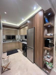 fibre optique, propre, calme, équipé, caméras de surveillance, climatisations réversibles pour chauffer, télévisions, parking, parc, agadir, 7 personnes, accès à pieds aux magasins, cafés et restaurants