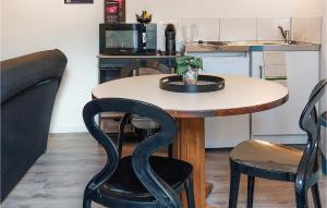 Maisons de vacances Cozy Home In Neuilly Le Vendin With Wifi : photos des chambres