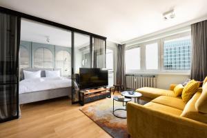 Central Panorama Apartment Chmielna 35 by BookingHost