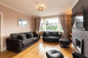 Driveway Parking for 2 Vehicles, 3 Bedroom House, 2 Kings 1 Double, Garden, Fast WIFI, Ideal for Long Term Contractor, etc Stays, Regular Housekeeping Option - See Our Dwellcome Home Ltd Site for Assurance