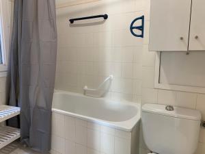 Appartements Studio au coeur de Brides-les-Bains face au parc thermal, balcon, parking, ideal pour curistes et skieurs - FR-1-512-126 : photos des chambres