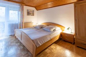 Apartments and rooms Pri Urhu