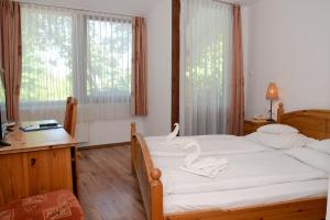 Standard Double or Twin Room with Balcony room in Arany Szarvas Fogadó és Captain Drakes Pub