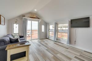 Cozy Irondequoit Home on Lake Ontario!