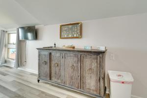 Cozy Irondequoit Home on Lake Ontario!