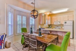 Pops Place - COZY Cottage that is Close to the Beach