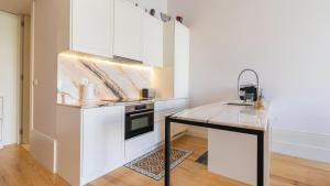 Duque Flat - AC & Balcony by LovelyStay