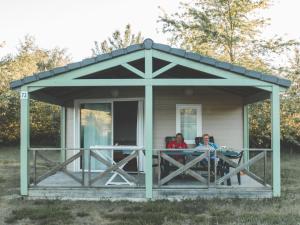 obrázek - Wooden chalet with covered terrace on the edge of a lake