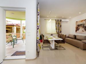 Attractive apartment in Zadar with garden