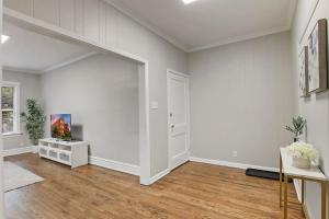 Chic & Fully Furnished 2BR Apartment - Roscoe 1