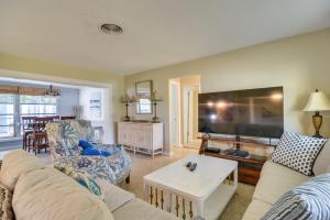 4 Mi to Dog Beach: Largo Home w Pool & Hot Tub!