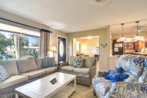 4 Mi to Dog Beach: Largo Home w Pool & Hot Tub!
