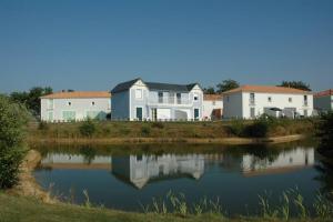 Villas Spacious villa with a private pool on a golf course in Loire : photos des chambres