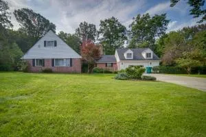 Richmond Heights Retreat with Patio and Fire Pit! - Euclid