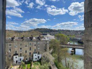 obrázek - Crescent Penthouse with Stunning Views and free parking