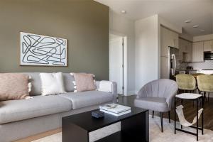 Carmel Valley 2br w gym bbq wd nr dining SAN-28