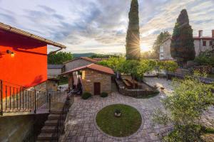 TouristFarm - apartments "RED FAIRYTALE"