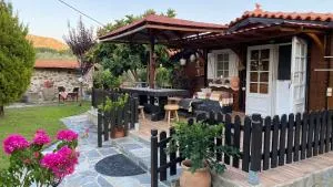 A wooden house in Kardamyla - Lagkáda