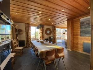 Alpe dHuez Houses - Chalet Justine - Duplex for up to 15 people amazing location