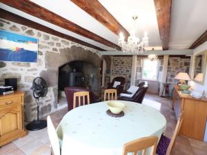 Maisons de vacances Gite Riom-es-Montagnes, 4 pieces, 6 personnes - FR-1-742-361 : photos des chambres