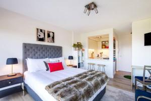 Aquarius Rising Poolside in Rushcutters Bay