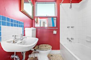 Fitzroy meets Clifton Hill at this Cosy Retreat