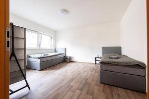 Stay & Work - 6 single beds - central