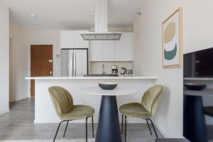 River North jr 1br w game room nr beach L CHI-971