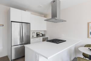 River North jr 1br w game room nr beach L CHI-971