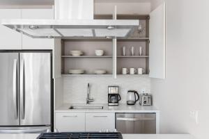 River North jr 1br w game room nr beach L CHI-971