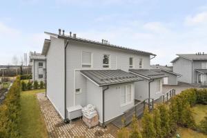 Kotimaailma - Upea kolmen makuuhuoneen paritalo Suutarilassa