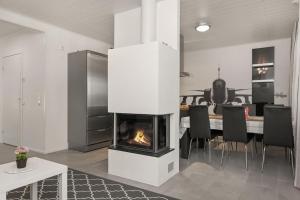 Kotimaailma - Upea kolmen makuuhuoneen paritalo Suutarilassa