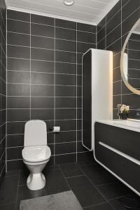 Kotimaailma - Upea kolmen makuuhuoneen paritalo Suutarilassa