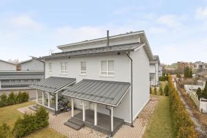 Kotimaailma - Upea kolmen makuuhuoneen paritalo Suutarilassa