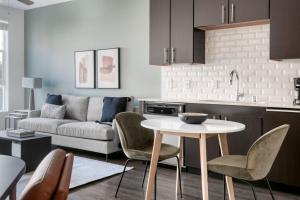 Mission Valley 1br w gym wd pool nr bars SAN-18