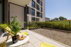 Kraków Studio with Parking & Terrace near Zalew Bagry by Renters Prestige