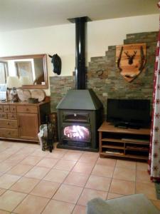 Casa de piedra y madera vistas a montañas y prados