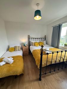 Langdale House - Group Stays Contractors & Families Long or Short Stay - 5 Rooms 7 Beds 3 bathrooms Kitchen, FREE Wi-Fi & Parking