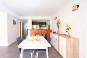 C9 - 2 BDR 10 min Palais Festivals & Sea - AC, Parking & Balcony